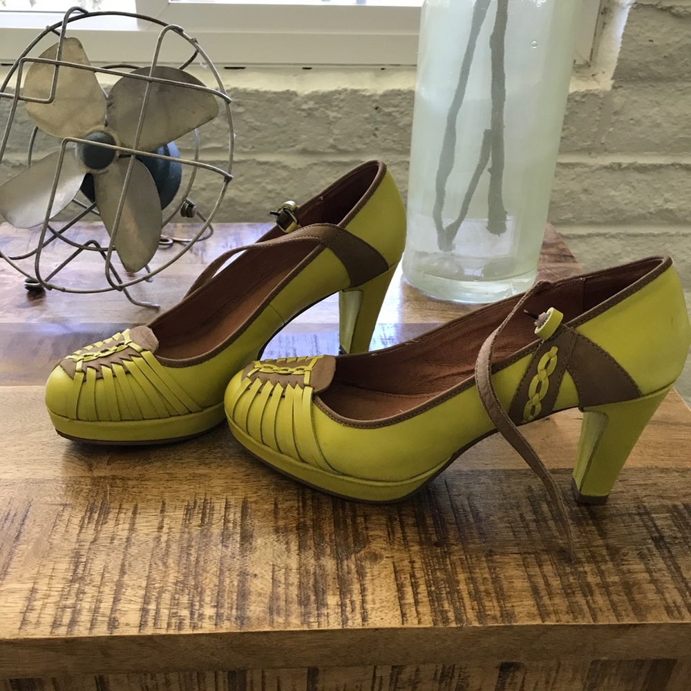 Schuler & Sons retro-styled pumps